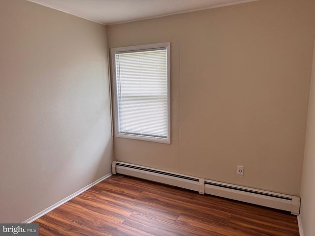 33 TWISTING LN, Levittown, PA 19054