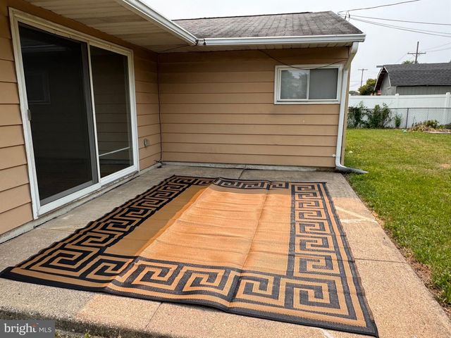 33 TWISTING LN, Levittown, PA 19054