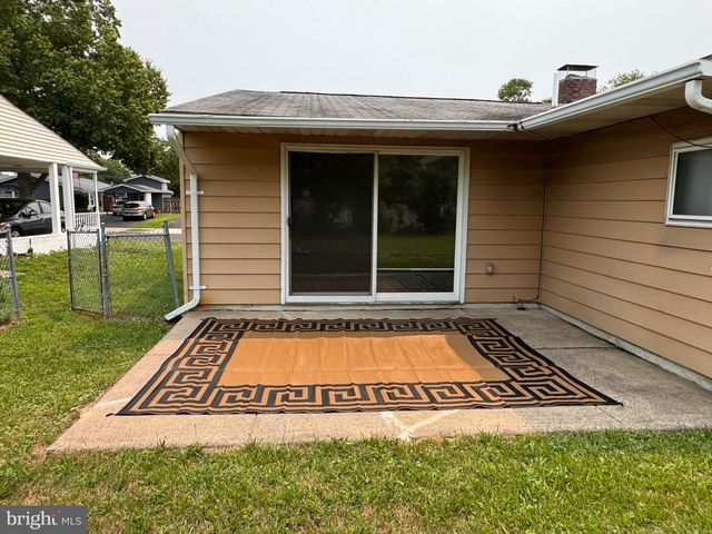 33 TWISTING LN, Levittown, PA 19054