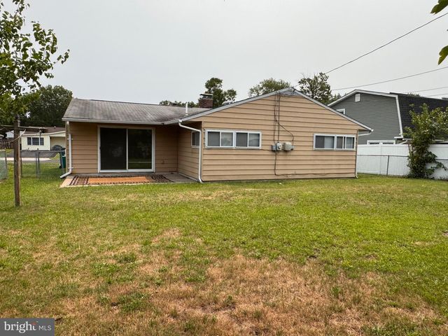 33 TWISTING LN, Levittown, PA 19054