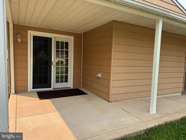 33 TWISTING LN, Levittown, PA 19054