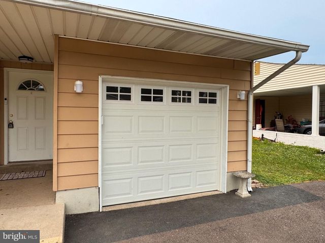 33 TWISTING LN, Levittown, PA 19054