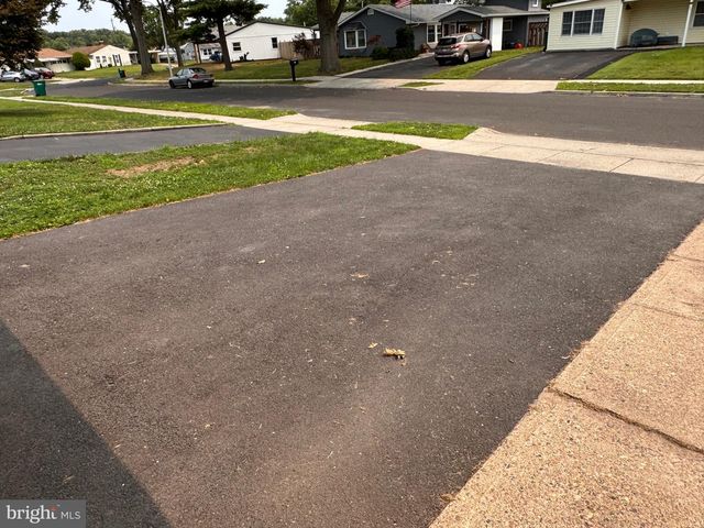 33 TWISTING LN, Levittown, PA 19054