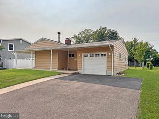 33 TWISTING LN, Levittown, PA 19054