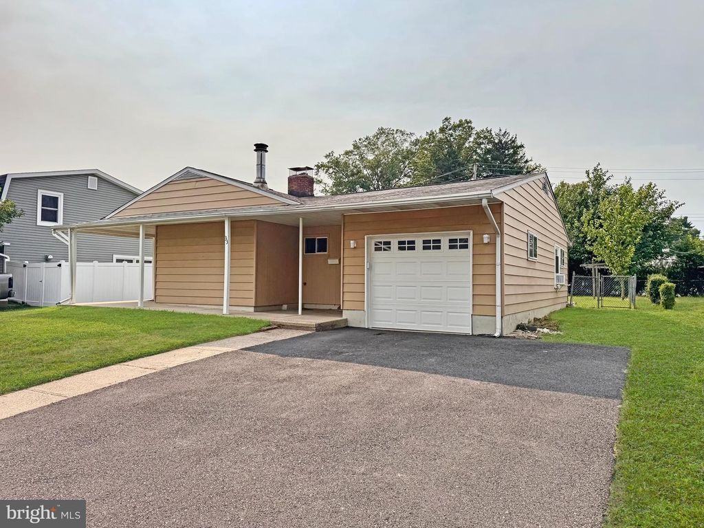 33 TWISTING LN, Levittown, PA 19054