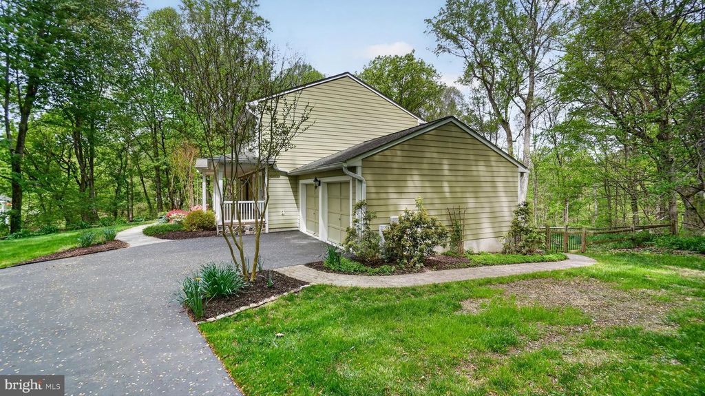 Image 4 of property listing at 328 GREENRIDGE DR, Dunkirk, MD 20754