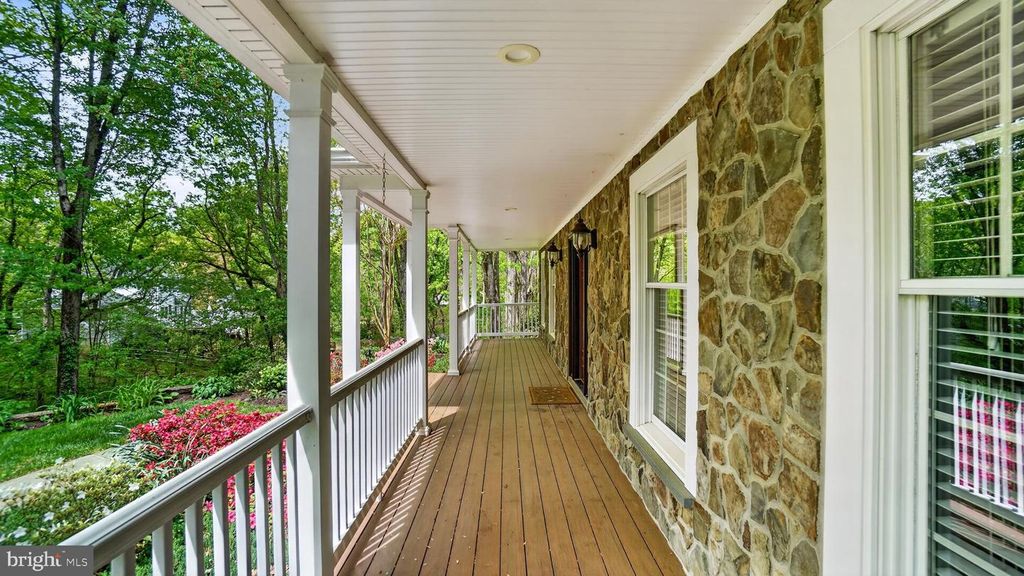 Image 5 of property listing at 328 GREENRIDGE DR, Dunkirk, MD 20754