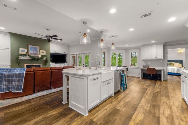 203 Buccaneer Dr., Hattiesburg, MS 39402