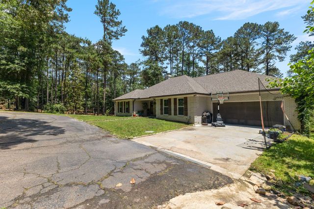203 Buccaneer Dr., Hattiesburg, MS 39402