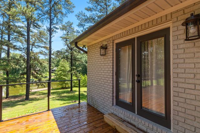 203 Buccaneer Dr., Hattiesburg, MS 39402