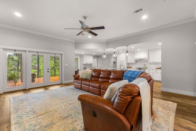 203 Buccaneer Dr., Hattiesburg, MS 39402