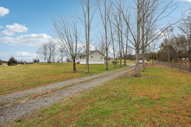 1101 Bugscuffle Rd, Wartrace, TN 37183