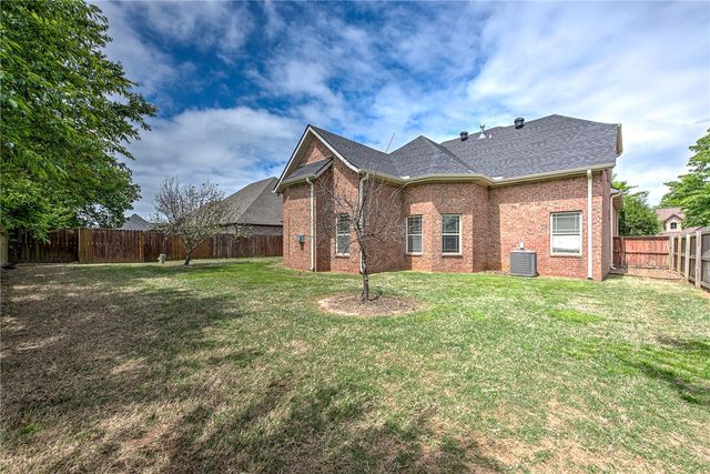 4312 W Woodview Drive, Rogers, AR 72758