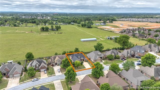 4312 W Woodview Drive, Rogers, AR 72758