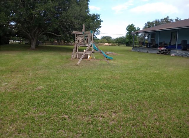 692 Cashs Creek Rd Road, Blessing, TX 77465