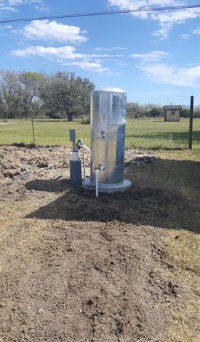 692 Cashs Creek Rd Road, Blessing, TX 77465
