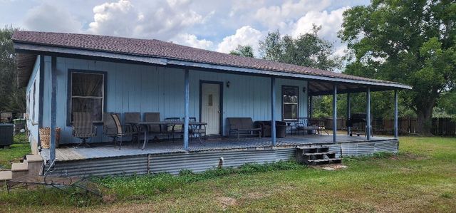 692 Cashs Creek Rd Road, Blessing, TX 77465