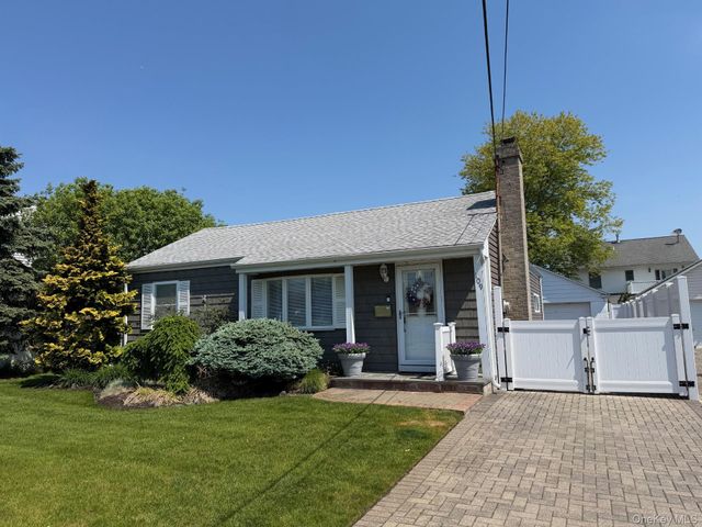 109 Lincoln Place, Massapequa, NY 11758