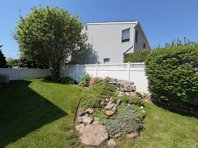 109 Lincoln Place, Massapequa, NY 11758