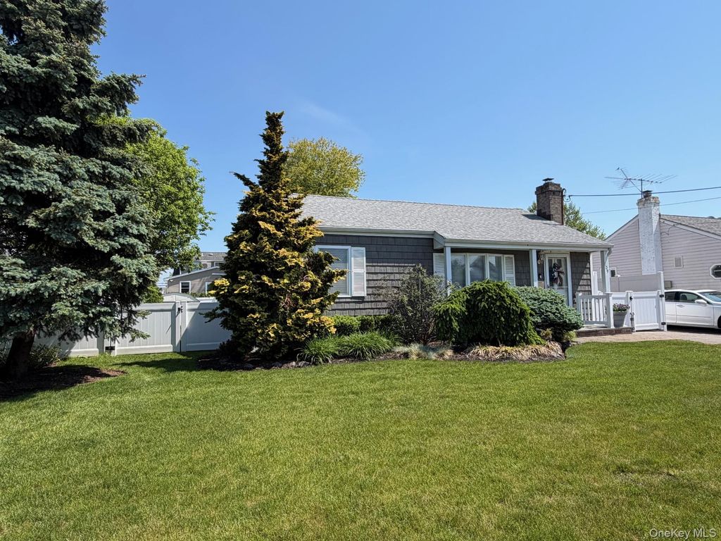 109 Lincoln Place, Massapequa, NY 11758
