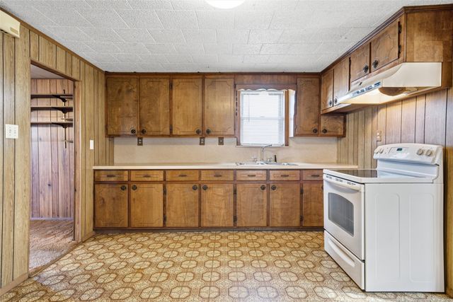 1101 S Main Street, West, TX 76691