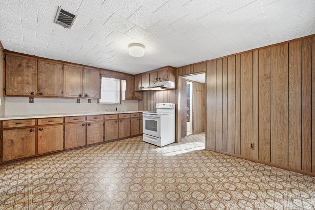 1101 S Main Street, West, TX 76691