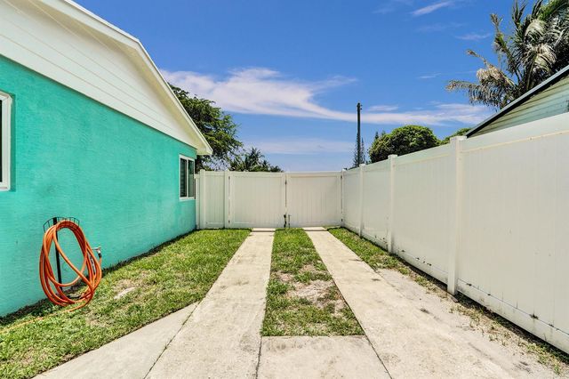 1218 SW 22nd Avenue, Delray Beach, FL 33445