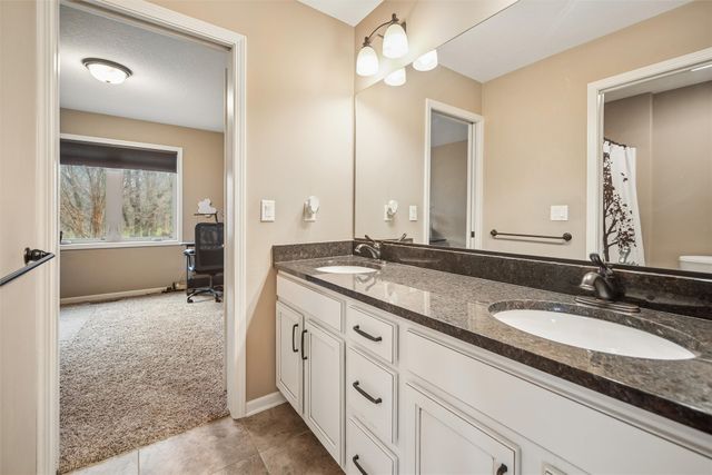 6927 NW 84th Avenue, Johnston, IA 50131