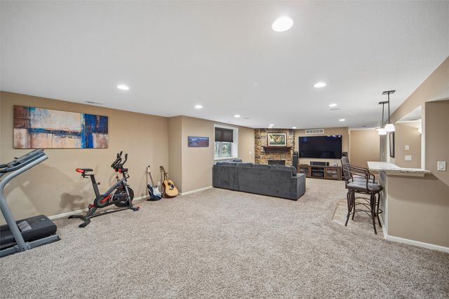 6927 NW 84th Avenue, Johnston, IA 50131