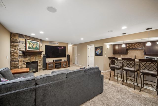 6927 NW 84th Avenue, Johnston, IA 50131