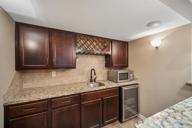 6927 NW 84th Avenue, Johnston, IA 50131