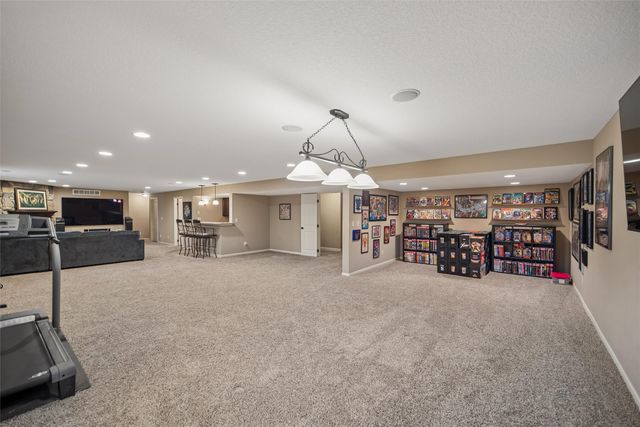 6927 NW 84th Avenue, Johnston, IA 50131