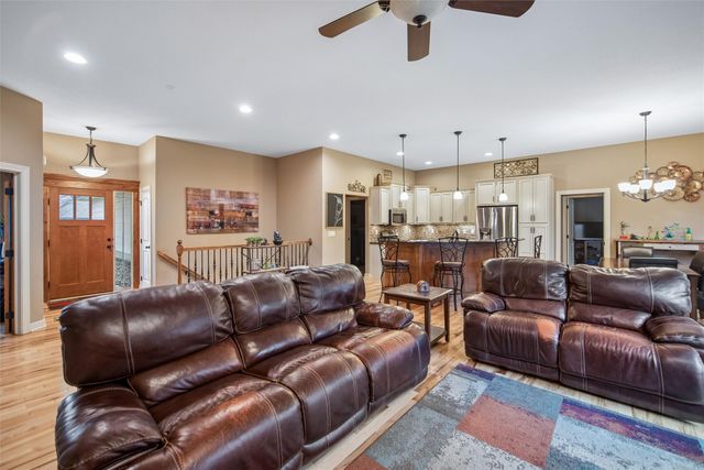 6927 NW 84th Avenue, Johnston, IA 50131