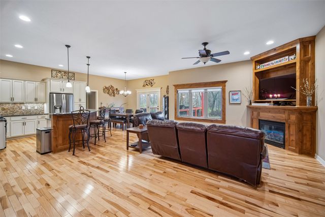 6927 NW 84th Avenue, Johnston, IA 50131