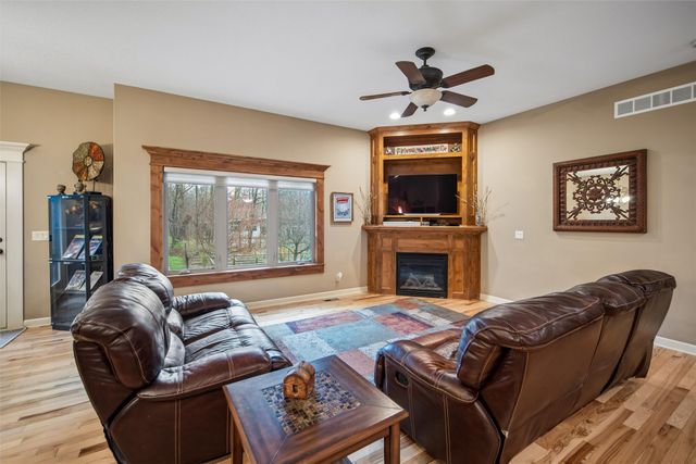 6927 NW 84th Avenue, Johnston, IA 50131