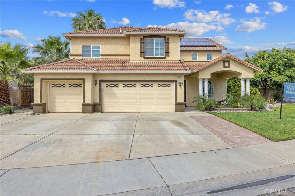 Image 1 of property listing at 1077 Paradise, Lemoore, CA 93245