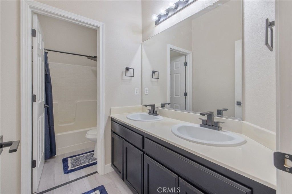 Image 33 of property listing at 1077 Paradise, Lemoore, CA 93245