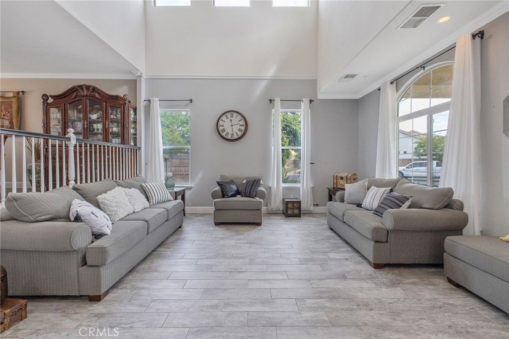 Image 6 of property listing at 1077 Paradise, Lemoore, CA 93245