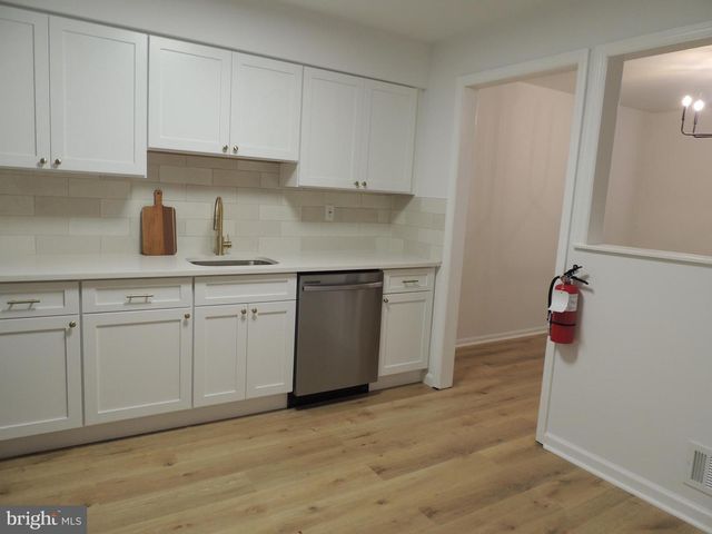 13 HERITAGE CT, Ewing, NJ 08628