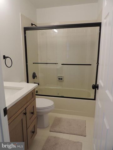 13 HERITAGE CT, Ewing, NJ 08628