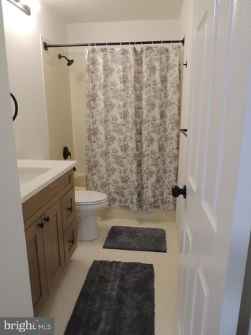 13 HERITAGE CT, Ewing, NJ 08628