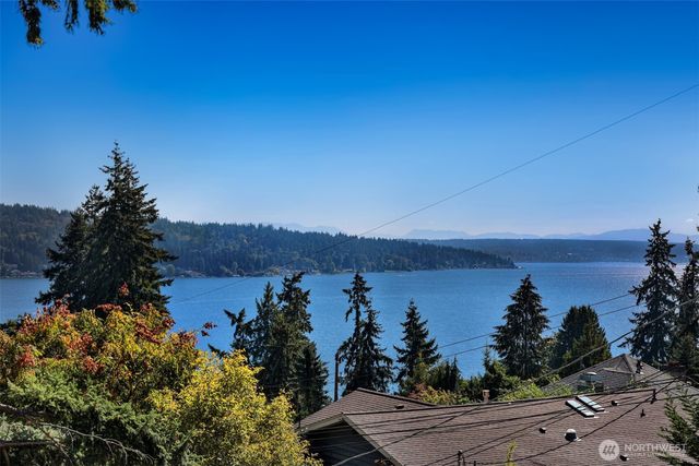 13025 42nd Avenue NE, Seattle, WA 98125