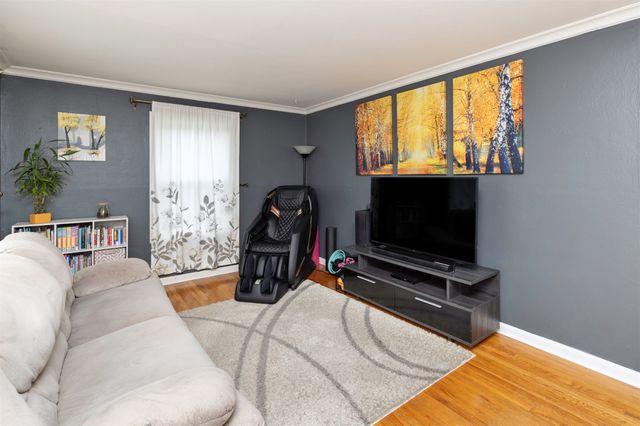 6409 Roseland Drive, Urbandale, IA 50322
