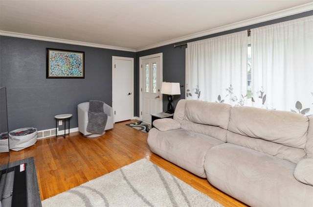 6409 Roseland Drive, Urbandale, IA 50322