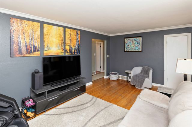 6409 Roseland Drive, Urbandale, IA 50322