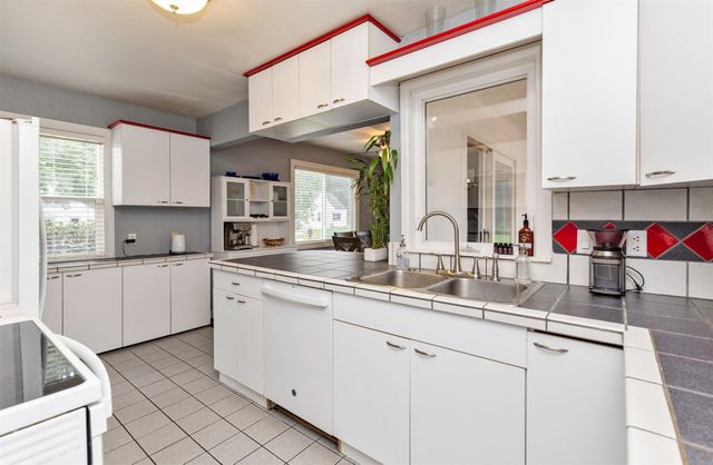 6409 Roseland Drive, Urbandale, IA 50322