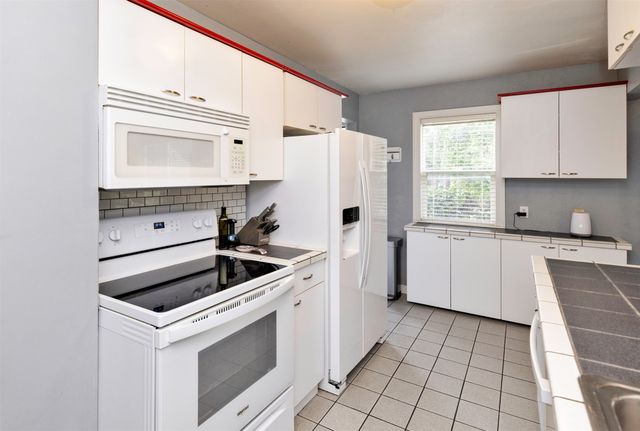 6409 Roseland Drive, Urbandale, IA 50322