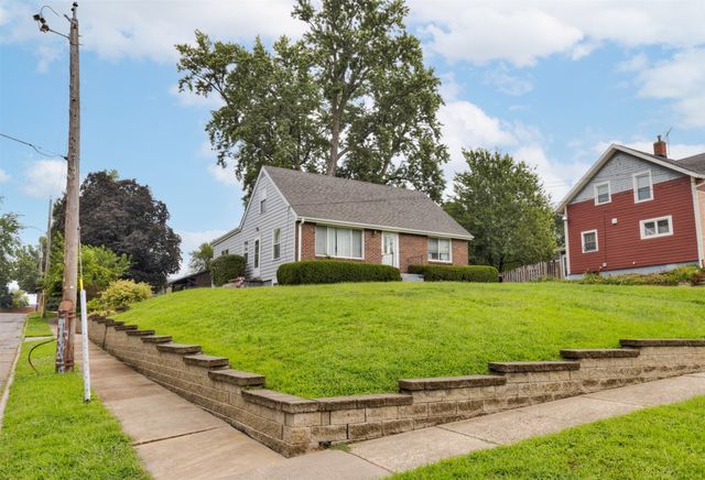 6409 Roseland Drive, Urbandale, IA 50322