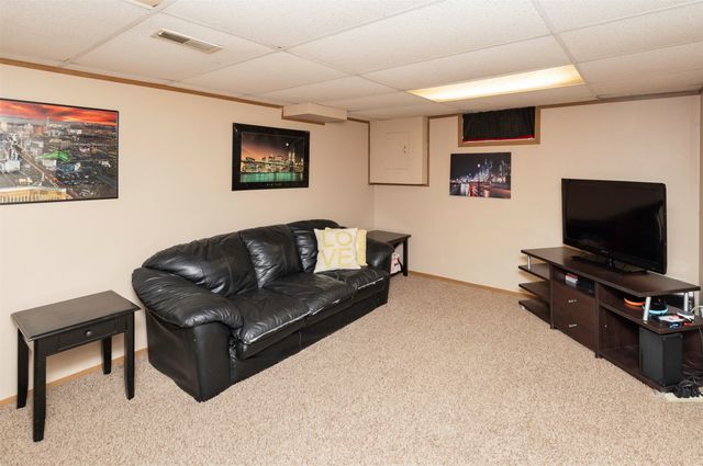 6409 Roseland Drive, Urbandale, IA 50322