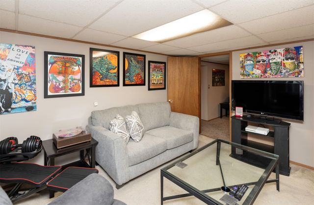 6409 Roseland Drive, Urbandale, IA 50322